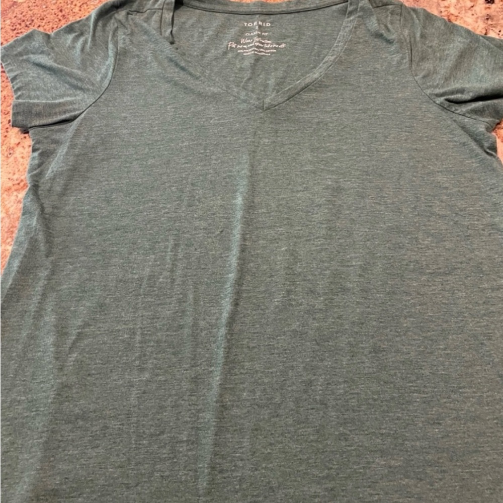 Torrid Plus Size Classic Fit V Neck Green Short Sleeve Tee  Size 2/2X
